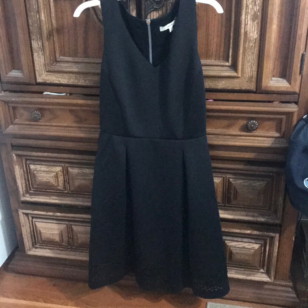 V neck eyelet bottom dress size 2